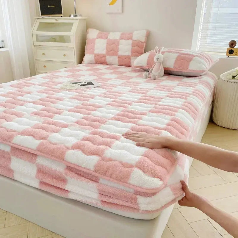 Linfoyer Plush Mattress Protector Bedding Set