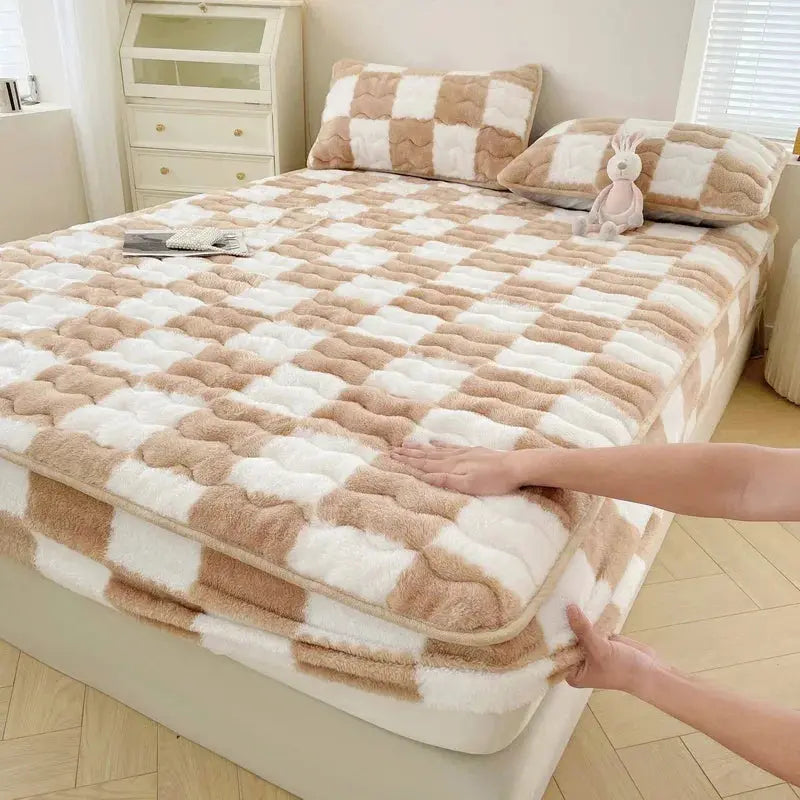 Linfoyer Plush Mattress Protector Bedding Set