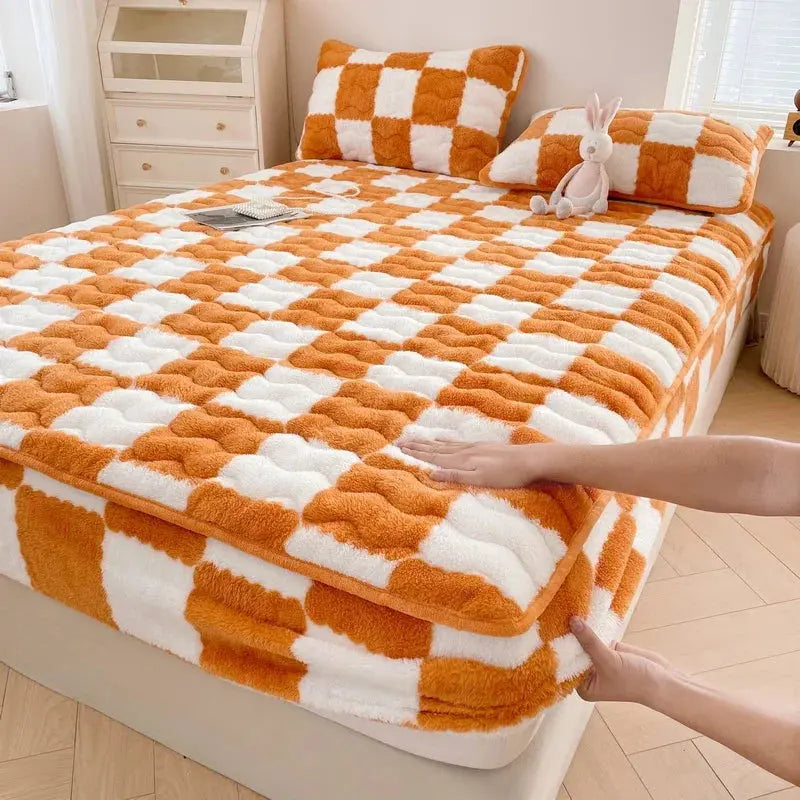 Linfoyer Plush Mattress Protector Bedding Set